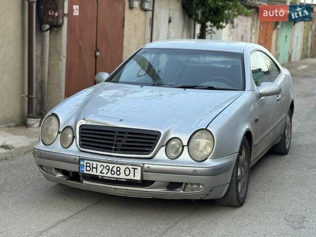 Серый Мерседес ЦЛК-Класс, объемом двигателя 3.2 л и пробегом 300 тыс. км за 2600 $, фото 1 на Automoto.ua