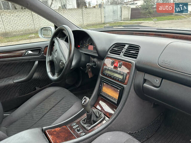 Серый Мерседес ЦЛК-Класс, объемом двигателя 2 л и пробегом 138 тыс. км за 4200 $, фото 4 на Automoto.ua