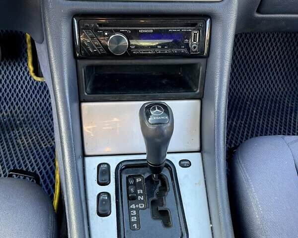 Серый Мерседес ЦЛК-Класс, объемом двигателя 3.2 л и пробегом 307 тыс. км за 3799 $, фото 6 на Automoto.ua