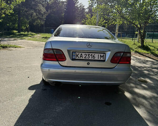 Сірий Мерседес ЦЛК-Клас, об'ємом двигуна 2 л та пробігом 345 тис. км за 4000 $, фото 4 на Automoto.ua