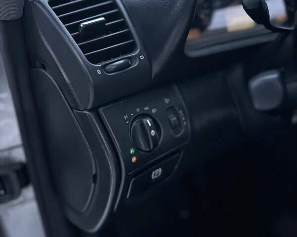 Серый Мерседес ЦЛК-Класс, объемом двигателя 2 л и пробегом 317 тыс. км за 3900 $, фото 16 на Automoto.ua