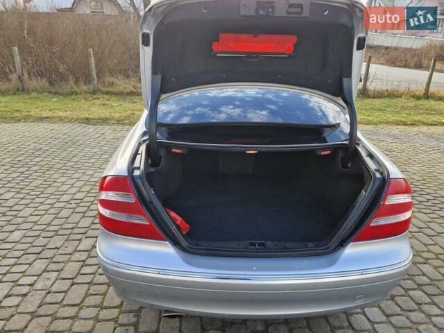 Сірий Мерседес ЦЛК-Клас, об'ємом двигуна 3.2 л та пробігом 217 тис. км за 7500 $, фото 15 на Automoto.ua