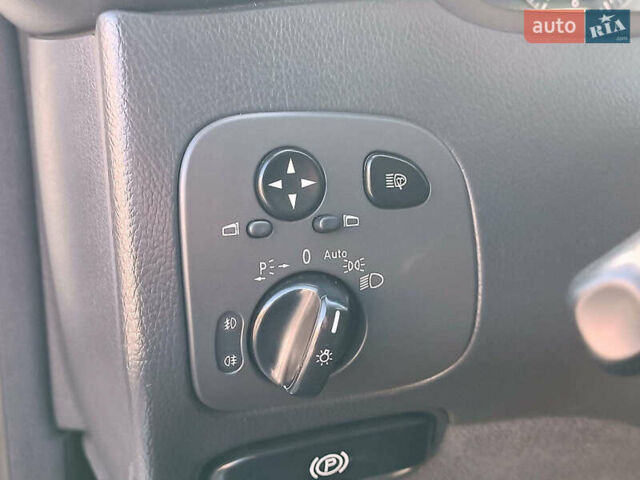 Серый Мерседес ЦЛК-Класс, объемом двигателя 3.2 л и пробегом 294 тыс. км за 8290 $, фото 19 на Automoto.ua