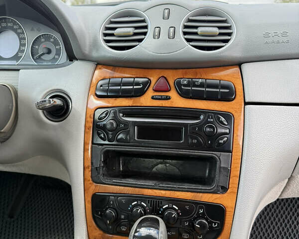 Серый Мерседес ЦЛК-Класс, объемом двигателя 2.7 л и пробегом 330 тыс. км за 4999 $, фото 17 на Automoto.ua