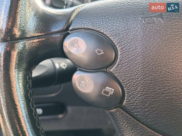 Серый Мерседес ЦЛК-Класс, объемом двигателя 3.2 л и пробегом 294 тыс. км за 8290 $, фото 21 на Automoto.ua