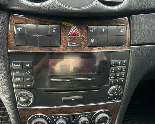 Серый Мерседес ЦЛК-Класс, объемом двигателя 1.8 л и пробегом 294 тыс. км за 6000 $, фото 17 на Automoto.ua