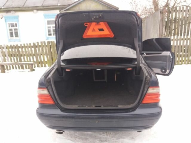 Синий Мерседес ЦЛК-Класс, объемом двигателя 3 л и пробегом 220 тыс. км за 2000 $, фото 8 на Automoto.ua