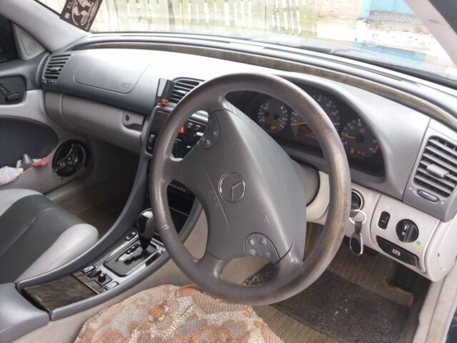 Синий Мерседес ЦЛК-Класс, объемом двигателя 3 л и пробегом 220 тыс. км за 2000 $, фото 4 на Automoto.ua