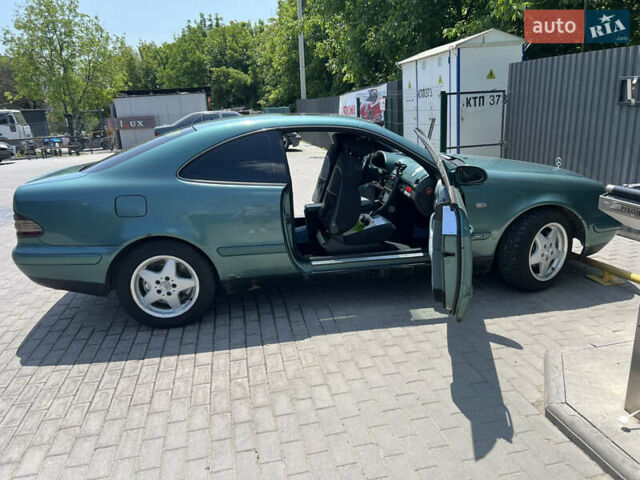 Зелений Мерседес ЦЛК-Клас, об'ємом двигуна 2.3 л та пробігом 300 тис. км за 3500 $, фото 2 на Automoto.ua