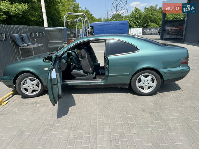 Зелений Мерседес ЦЛК-Клас, об'ємом двигуна 2.3 л та пробігом 300 тис. км за 3500 $, фото 1 на Automoto.ua