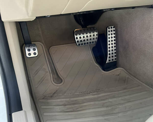 Белый Мерседес ЦЛС-Класс, объемом двигателя 3.5 л и пробегом 113 тыс. км за 24500 $, фото 27 на Automoto.ua