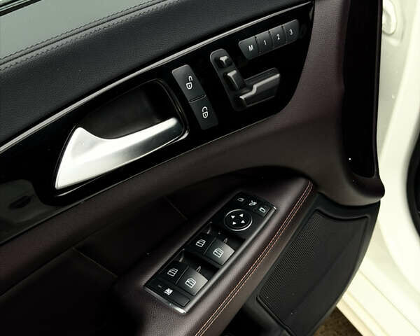 Белый Мерседес ЦЛС-Класс, объемом двигателя 4.7 л и пробегом 140 тыс. км за 16800 $, фото 31 на Automoto.ua