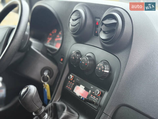 Білий Мерседес Сітан, об'ємом двигуна 1.5 л та пробігом 255 тис. км за 13200 $, фото 32 на Automoto.ua