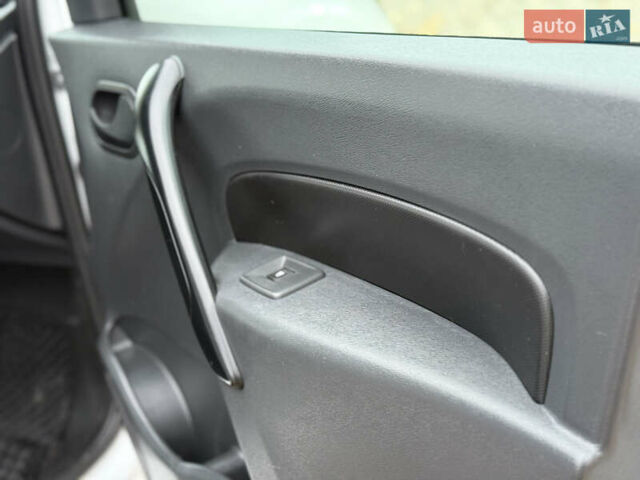 Білий Мерседес Сітан, об'ємом двигуна 1.5 л та пробігом 255 тис. км за 13200 $, фото 39 на Automoto.ua