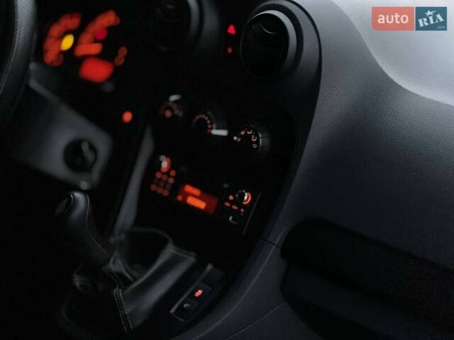 Червоний Мерседес Сітан, об'ємом двигуна 1.46 л та пробігом 234 тис. км за 8490 $, фото 71 на Automoto.ua