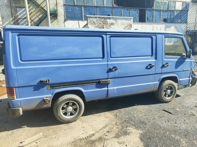 Синій Мерседес Інша, об'ємом двигуна 2.4 л та пробігом 300 тис. км за 2200 $, фото 4 на Automoto.ua