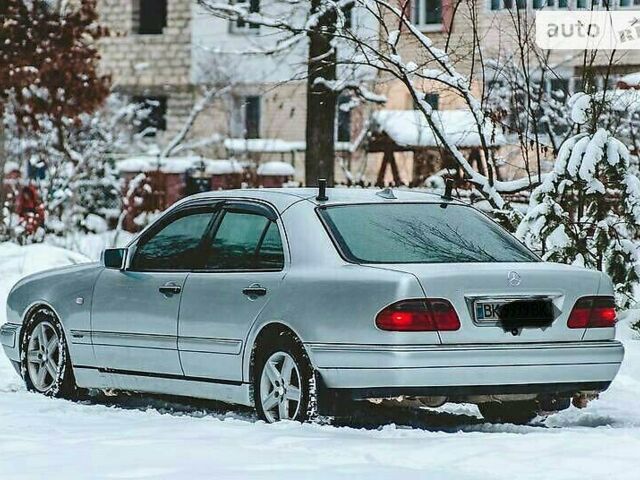 Сірий Мерседес E 200, об'ємом двигуна 2 л та пробігом 320 тис. км за 4500 $, фото 7 на Automoto.ua