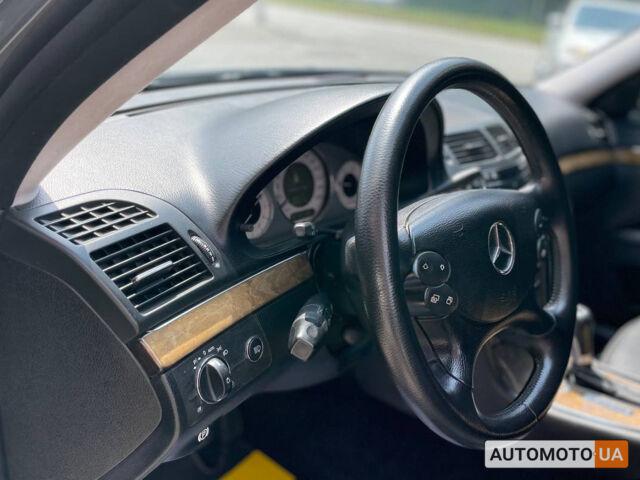 Серый Мерседес E 200, объемом двигателя 2.2 л и пробегом 328 тыс. км за 8900 $, фото 7 на Automoto.ua