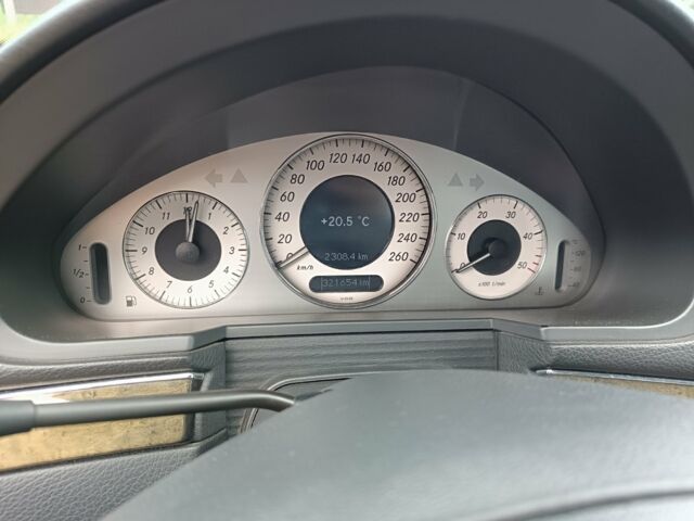 Черный Мерседес E 220, объемом двигателя 2.1 л и пробегом 321 тыс. км за 8500 $, фото 1 на Automoto.ua