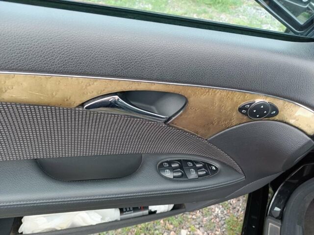 Черный Мерседес E 220, объемом двигателя 2.1 л и пробегом 321 тыс. км за 8500 $, фото 5 на Automoto.ua