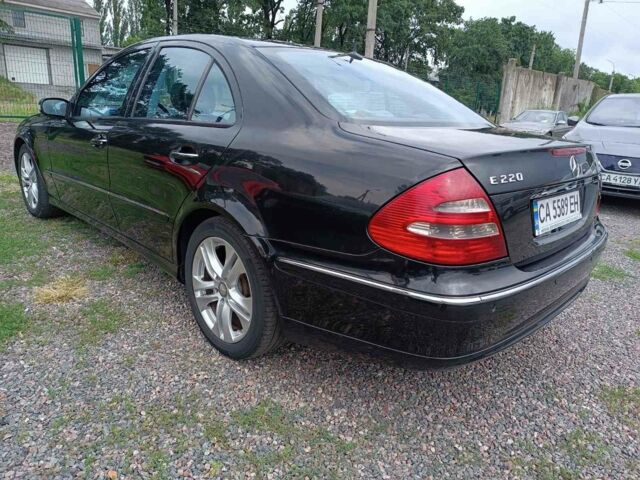 Черный Мерседес E 220, объемом двигателя 2.1 л и пробегом 321 тыс. км за 8500 $, фото 7 на Automoto.ua