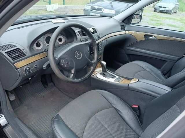 Черный Мерседес E 220, объемом двигателя 2.1 л и пробегом 321 тыс. км за 8500 $, фото 6 на Automoto.ua