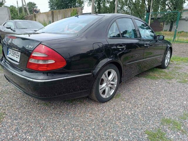 Черный Мерседес E 220, объемом двигателя 2.1 л и пробегом 321 тыс. км за 8500 $, фото 3 на Automoto.ua