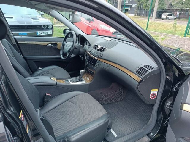 Черный Мерседес E 220, объемом двигателя 2.1 л и пробегом 321 тыс. км за 8500 $, фото 4 на Automoto.ua