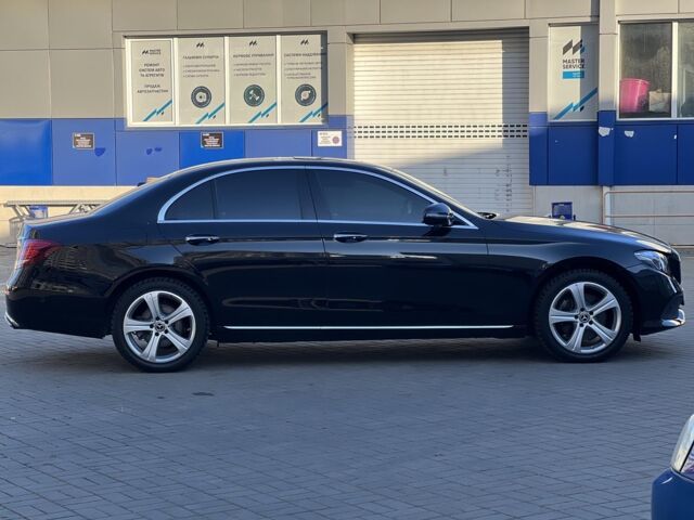 Чорний Мерседес E 220, об'ємом двигуна 2 л та пробігом 81 тис. км за 31990 $, фото 3 на Automoto.ua