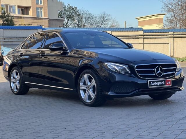 Чорний Мерседес E 220, об'ємом двигуна 2 л та пробігом 81 тис. км за 31990 $, фото 2 на Automoto.ua