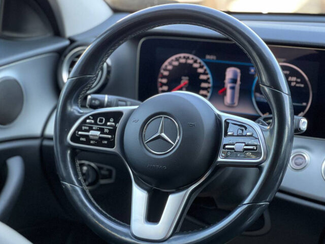 Черный Мерседес E 220, объемом двигателя 2 л и пробегом 296 тыс. км за 28500 $, фото 10 на Automoto.ua