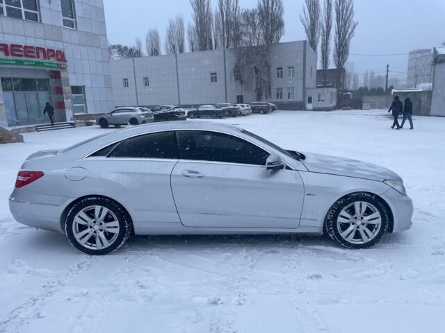 Сірий Мерседес E 220, об'ємом двигуна 2.2 л та пробігом 340 тис. км за 11990 $, фото 3 на Automoto.ua