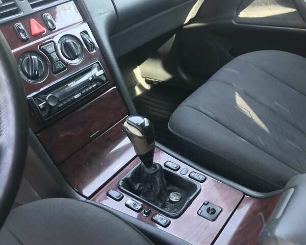 Серый Мерседес E 220, объемом двигателя 2.1 л и пробегом 500 тыс. км за 3500 $, фото 9 на Automoto.ua