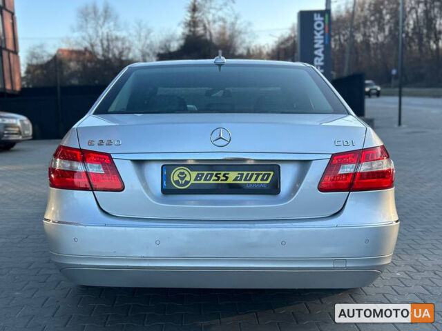 Сірий Мерседес E 220, об'ємом двигуна 2.1 л та пробігом 233 тис. км за 12500 $, фото 4 на Automoto.ua