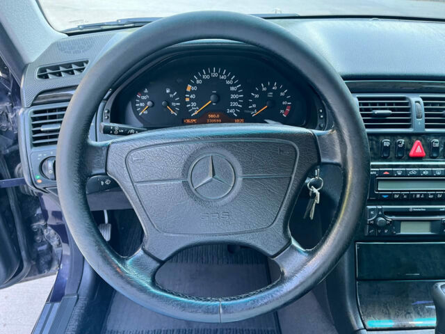 Синий Мерседес E 240, объемом двигателя 2.4 л и пробегом 330 тыс. км за 4590 $, фото 11 на Automoto.ua