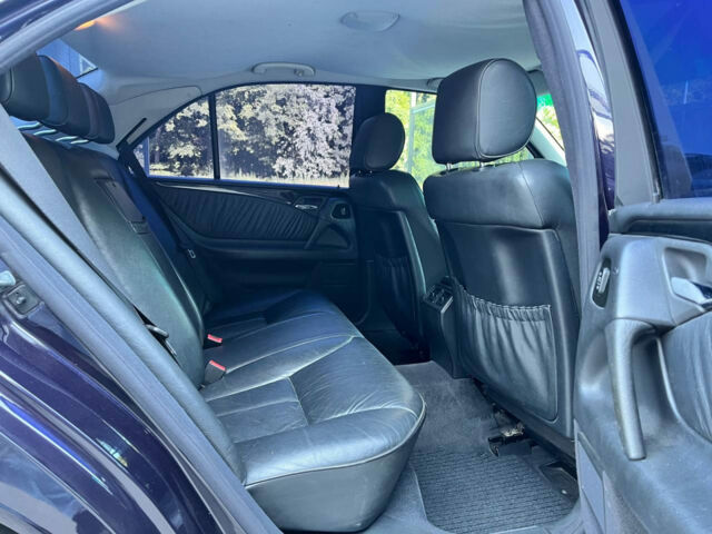Синий Мерседес E 240, объемом двигателя 2.4 л и пробегом 330 тыс. км за 4590 $, фото 21 на Automoto.ua