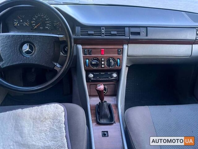 Серый Мерседес E 250, объемом двигателя 2.5 л и пробегом 345 тыс. км за 3600 $, фото 10 на Automoto.ua
