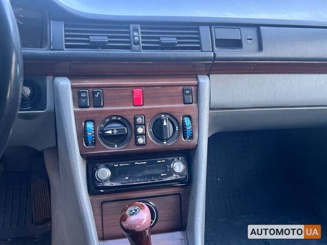 Серый Мерседес E 250, объемом двигателя 2.5 л и пробегом 345 тыс. км за 3600 $, фото 11 на Automoto.ua