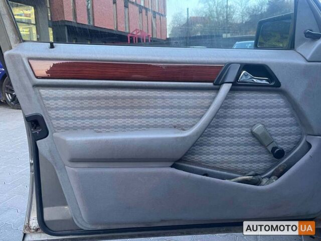 Серый Мерседес E 250, объемом двигателя 2.5 л и пробегом 345 тыс. км за 3600 $, фото 6 на Automoto.ua