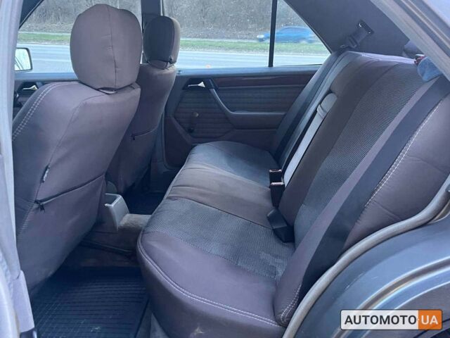 Серый Мерседес E 250, объемом двигателя 2.5 л и пробегом 345 тыс. км за 3600 $, фото 12 на Automoto.ua