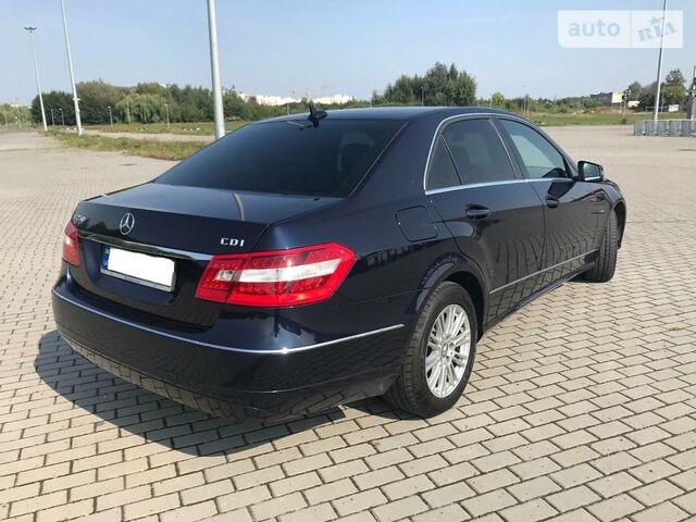 Синій Мерседес E 250, об'ємом двигуна 2.2 л та пробігом 148 тис. км за 16500 $, фото 2 на Automoto.ua