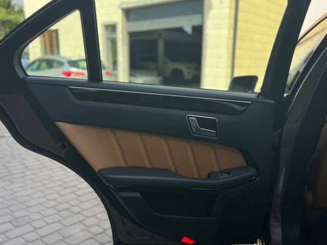 Серый Мерседес Е 300, объемом двигателя 2.2 л и пробегом 250 тыс. км за 20500 $, фото 18 на Automoto.ua