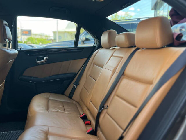 Серый Мерседес Е 300, объемом двигателя 2.2 л и пробегом 250 тыс. км за 20500 $, фото 20 на Automoto.ua