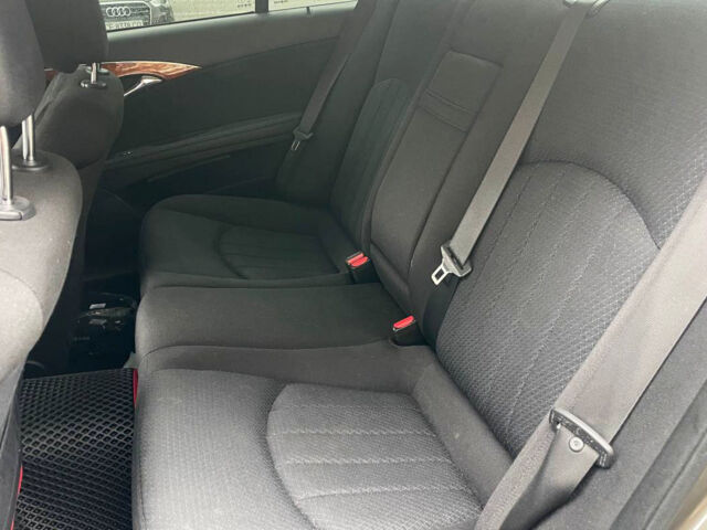 Коричневый Мерседес Е 320, объемом двигателя 3 л и пробегом 310 тыс. км за 9400 $, фото 15 на Automoto.ua