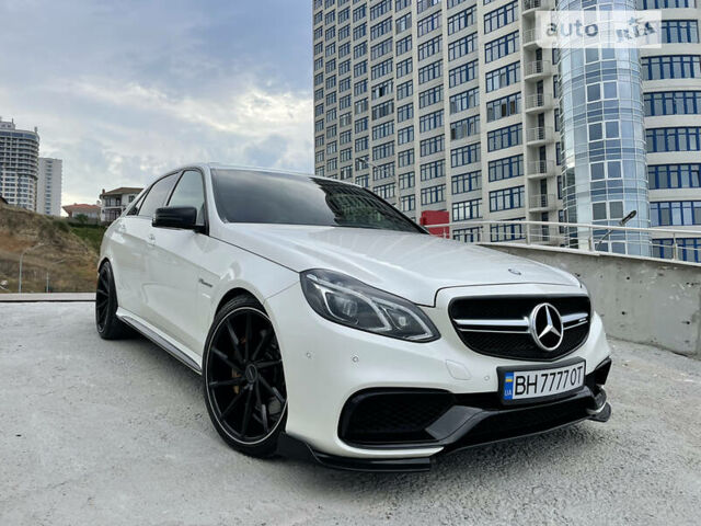 Белый Мерседес E 63 AMG, объемом двигателя 5.5 л и пробегом 60 тыс. км за 42000 $, фото 58 на Automoto.ua