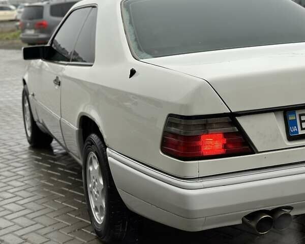 Белый Мерседес Е-Класс, объемом двигателя 2 л и пробегом 418 тыс. км за 2750 $, фото 5 на Automoto.ua