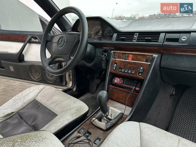 Белый Мерседес Е-Класс, объемом двигателя 2 л и пробегом 418 тыс. км за 2750 $, фото 28 на Automoto.ua