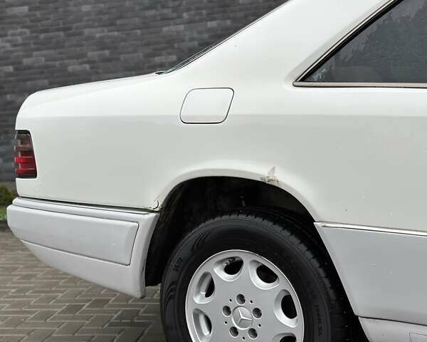 Белый Мерседес Е-Класс, объемом двигателя 2 л и пробегом 418 тыс. км за 2750 $, фото 7 на Automoto.ua