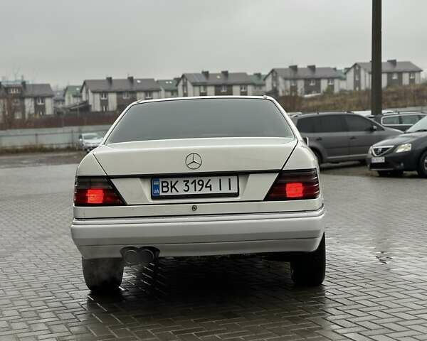 Белый Мерседес Е-Класс, объемом двигателя 2 л и пробегом 418 тыс. км за 2750 $, фото 4 на Automoto.ua