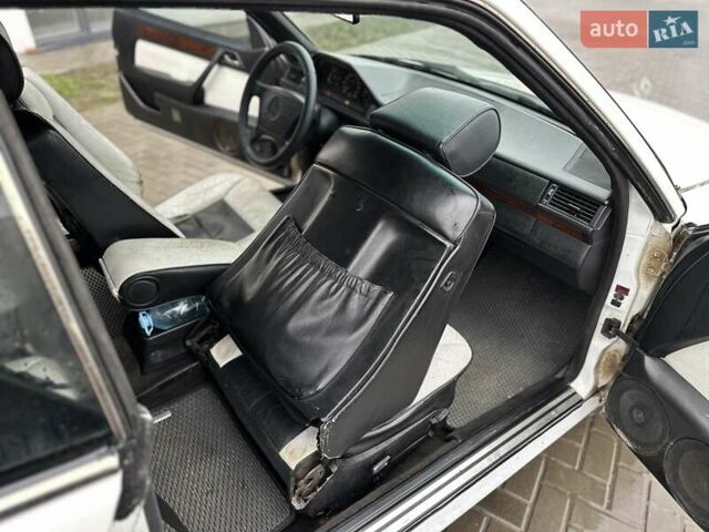 Белый Мерседес Е-Класс, объемом двигателя 2 л и пробегом 418 тыс. км за 2750 $, фото 26 на Automoto.ua